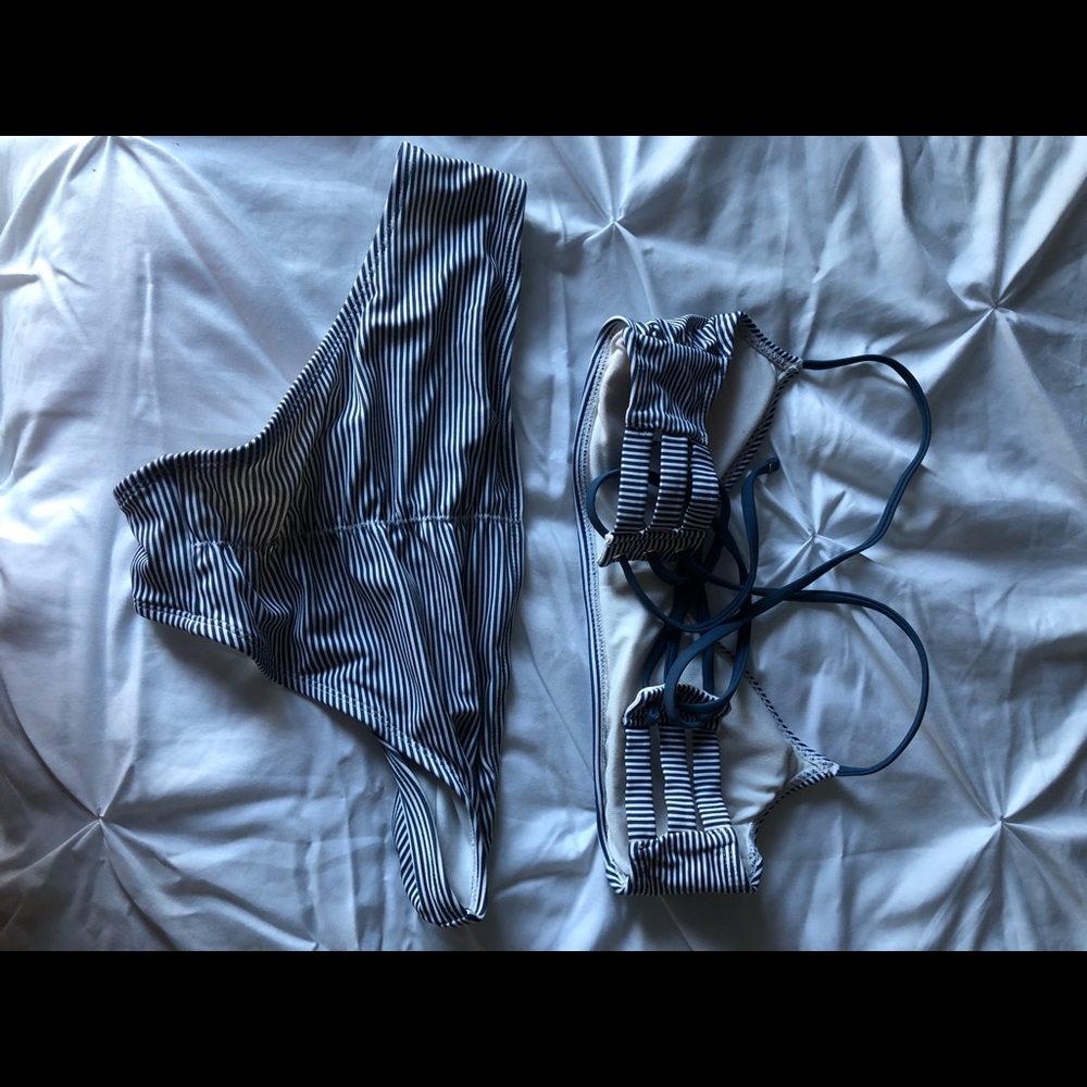 Target swim suite size medium - Picture 4 of 4